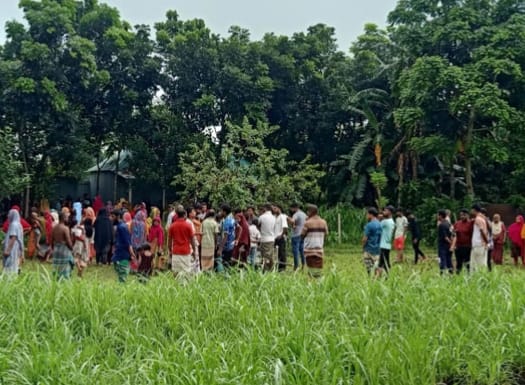 সিরাজগঞ্জ কল্যাণীতে মাঠে ফুটবল খেলছিল ছেলে, ডাকতে গিয়ে বজ্রপাতে বাবার মৃত্যু ! – Sirajganj News 24 সিরাজগঞ্জ কল্যাণীতে মাঠে ফুটবল খেলছিল ছেলে, ডাকতে গিয়ে বজ্রপাতে বাবার মৃত্যু ! – Sirajganj News 24
