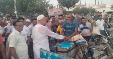 সাধারণ মানুষের দুঃখ দুর্দশার কথা শুনছেন সেলিম রেজা