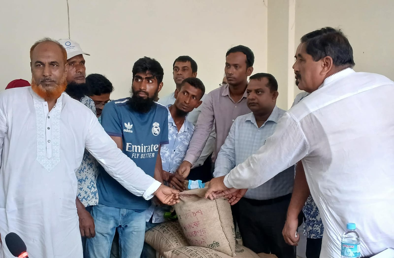 সিরাজগঞ্জে ২ হাজার ২০০ কৃষকের মাঝে বিনামূল্যে আমন ধানের বীজ ও সার বিতরণ – Sirajganj News 24